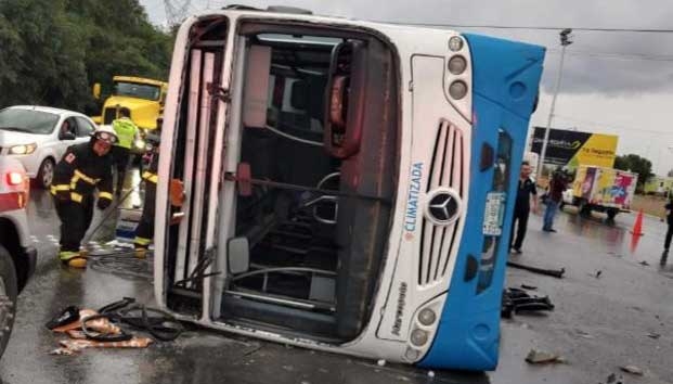 Vuelca camión en carretera a Monclova; 20 lesionados