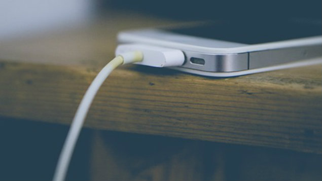 ¿Qué pasa cuando usas un cargador barato en tu celular?