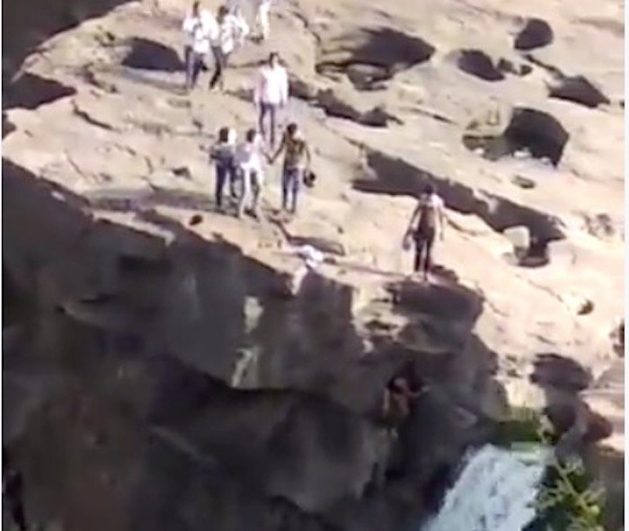 VIDEO:Hombre cae desde lo alto de cataratas en la India al tomarse una foto