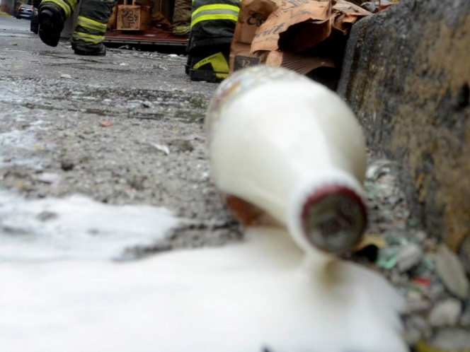 Se llevan cartones de cerveza tras volcadura de tráiler