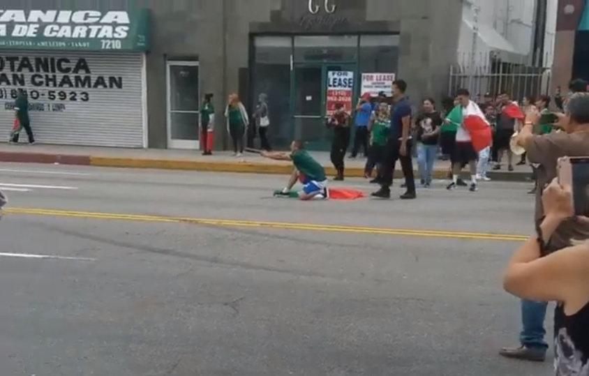 Aficionado mexicano enfrenta 27 años de cárcel por disparar cohetes a policías