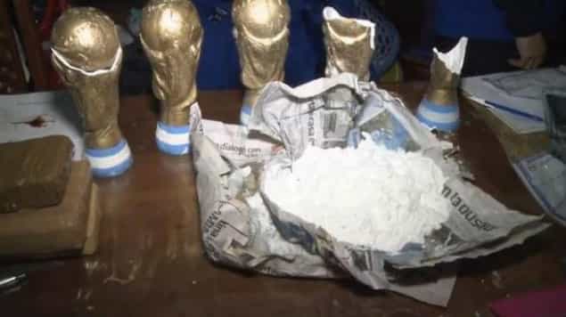 Traficaban cocaína en trofeos falsos del Mundial