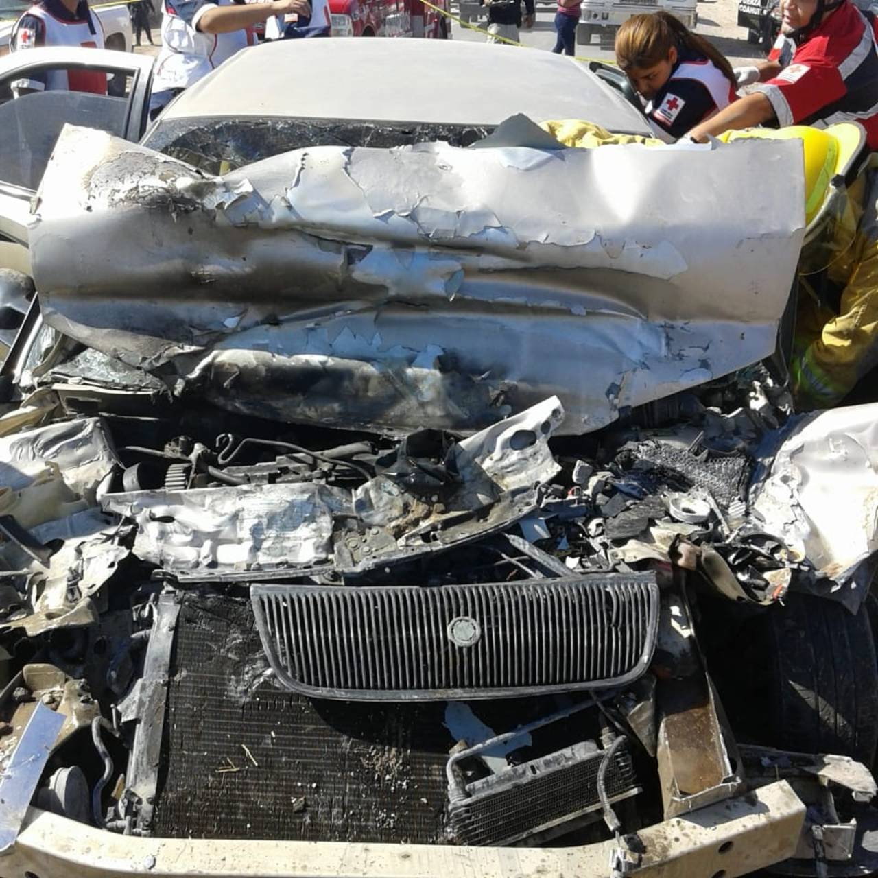 Muere embarazada en fuerte choque