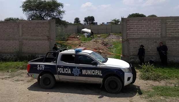 Hallan 8 cadáveres en fosa de Jalisco