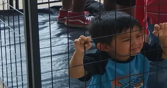 Niños separados de sus padres migrantes aguardan en jaulas en Texas