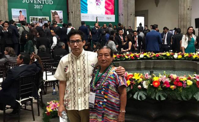 Oaxaqueño se gradúa de universidad en Boston