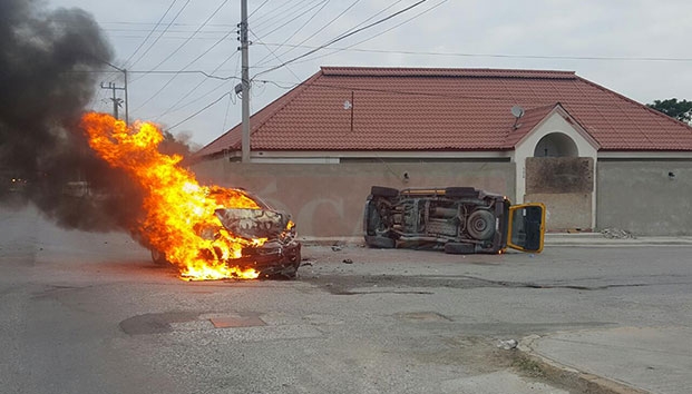 Volcadura termina con auto en llamas en Acuña