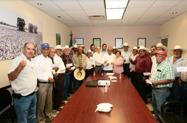 Manzaneros de Arteaga reciben apoyo por heladas y granizo