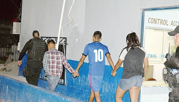 Jovencitos saquean casa en Monclova