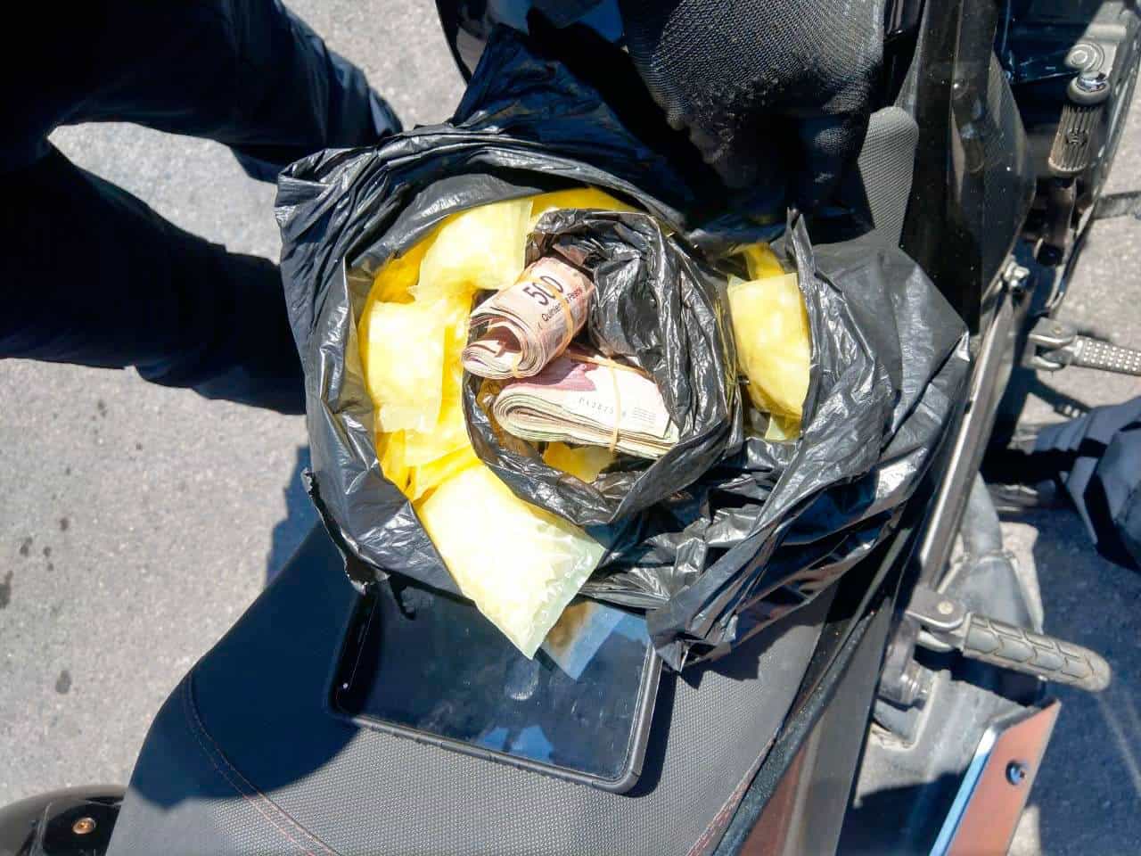 Cae motociclista con más de 700 envoltorios de droga y 21 mil pesos