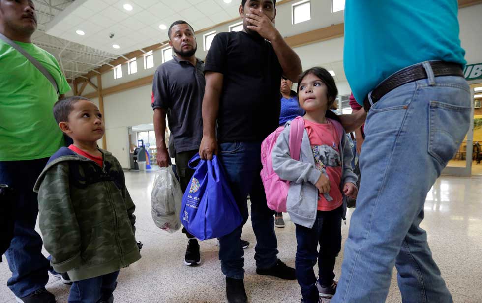 Unos 500 niños migrantes ya se reunieron con sus padres