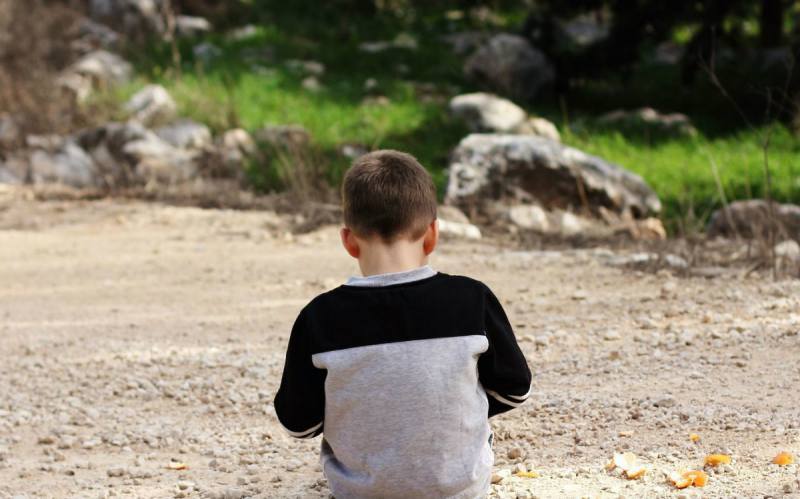 Mujer y su novio acusados de matar a niño discapacitado