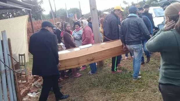 Joven llega a su casa y se topa con que familia celebraba su funeral
