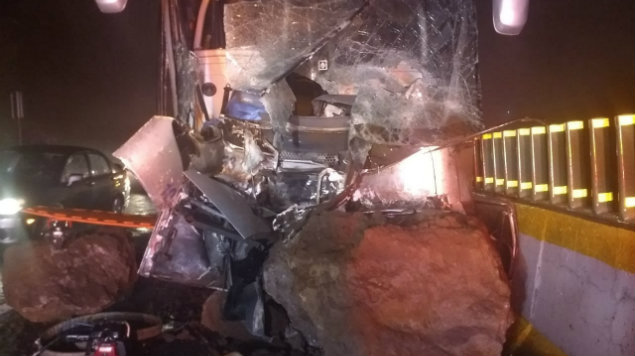 Piedra cae sobre camión de pasajeros y mata a chofer