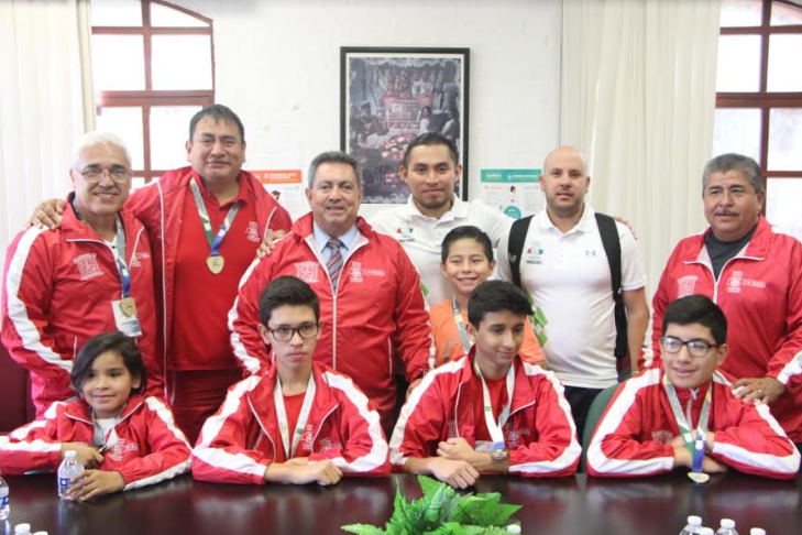 Regresan deportistas de juegos escolares con medallas
