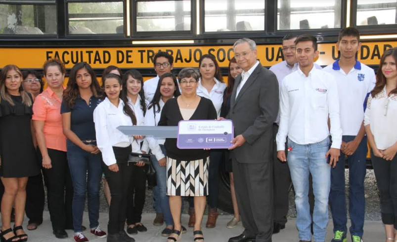 Entregan autobús escolar a los alumnos de Trabajo Social