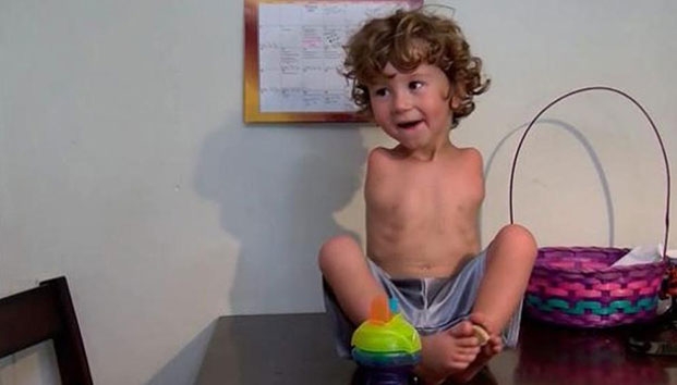 Restaurante corre a niño sin brazos por comer con los pies