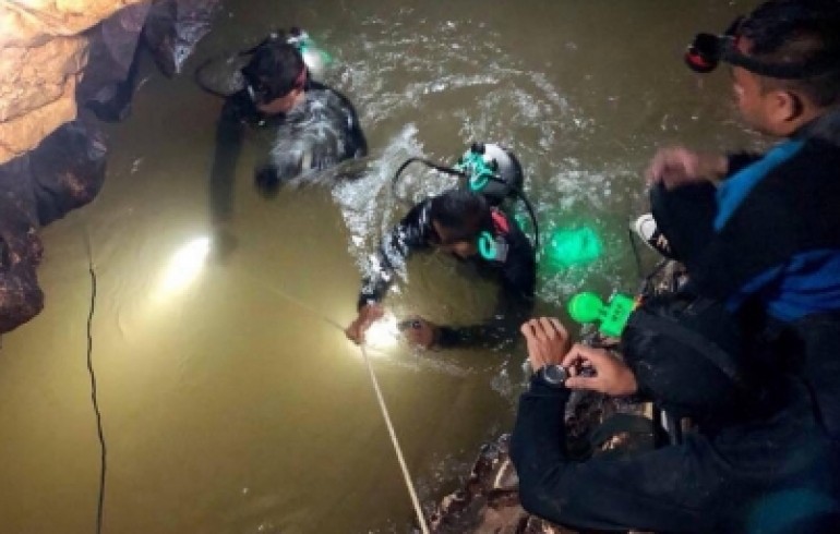 Salen con vida los 12 niños y su entrenador de cueva en Tailandia