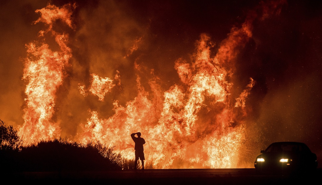 Dos bomberos mueren en incendio forestal de California