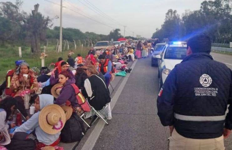 Embiste vehículo a peregrinos queretanos que abandonaron contingente