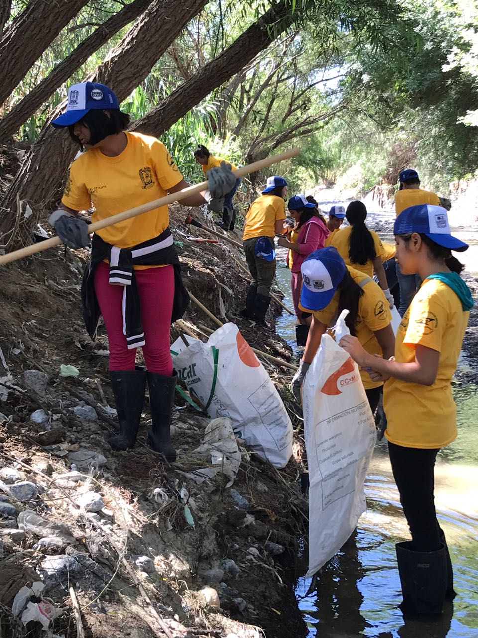 Secretaría del medio ambiente y ciudadanos limpian el arroyo ceballos, en Saltillo
