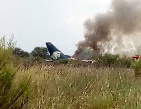Se desploma avión de Aeroméxico <br>tras despegar en Durango