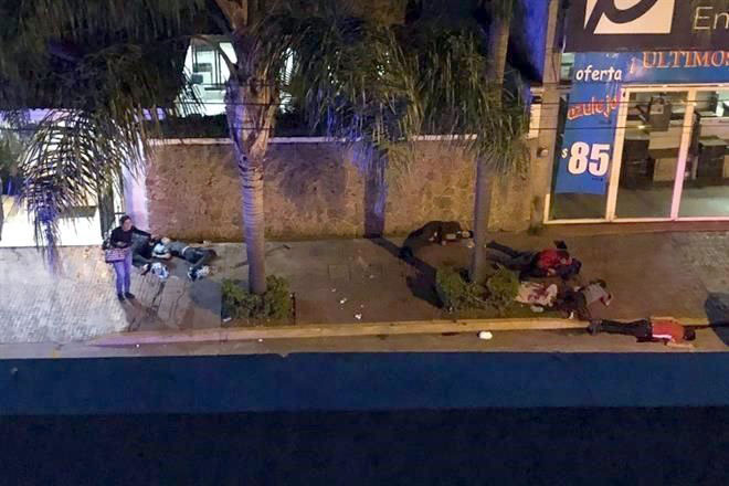 Irrumpe comando en velorio; mata a 7