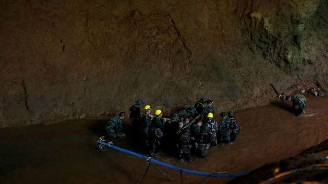 Suman 8 niños rescatados de cueva en Tailandia