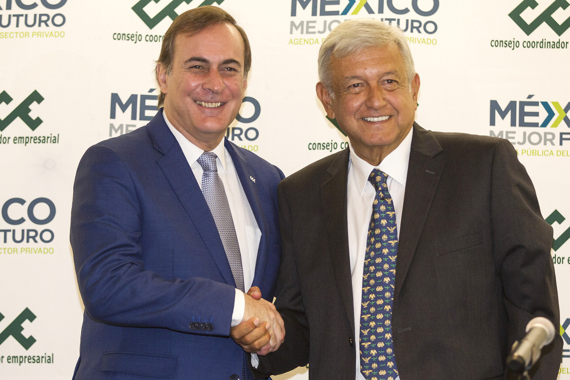 Sellan IP y López Obrador pacto por los jóvenes