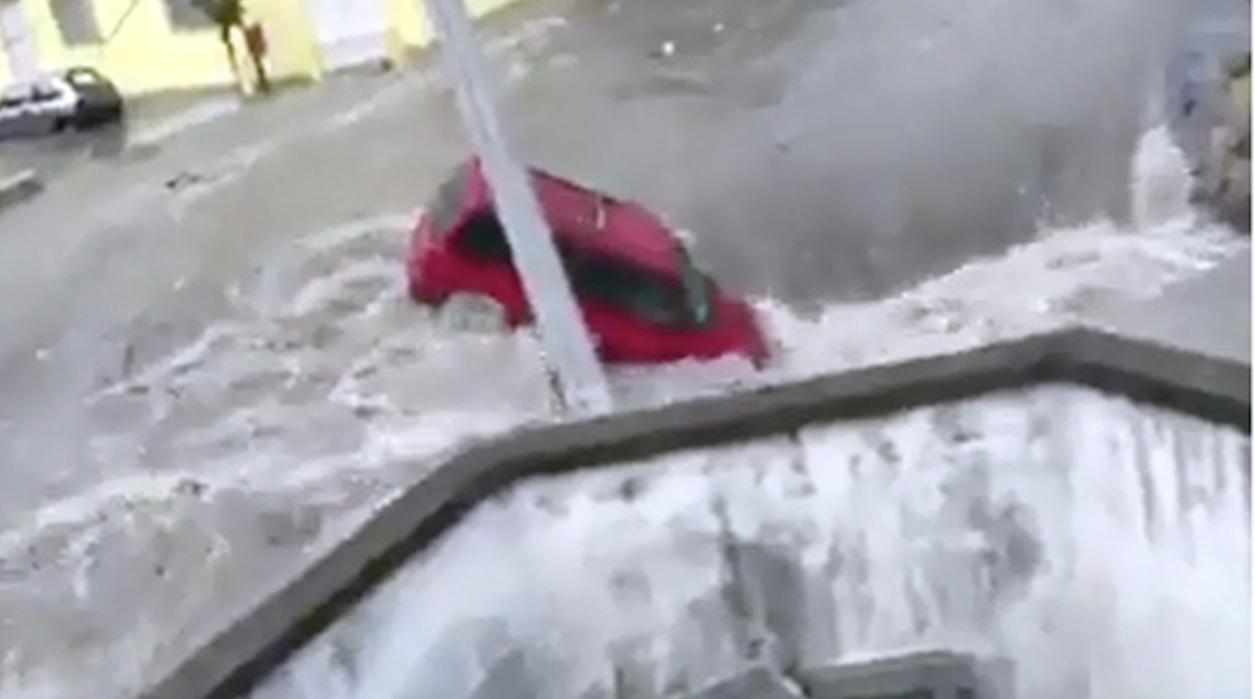 Arrastra corriente a camioneta; cae en socavón