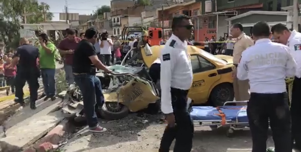 Aplasta camión a 3 autos en Saltillo; hay varios heridos