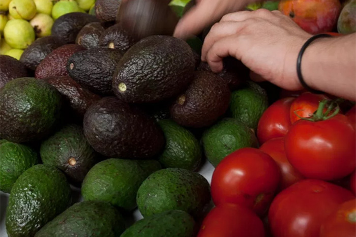 Aguacate y jitomate, alimentos con mayores variaciones en su precio