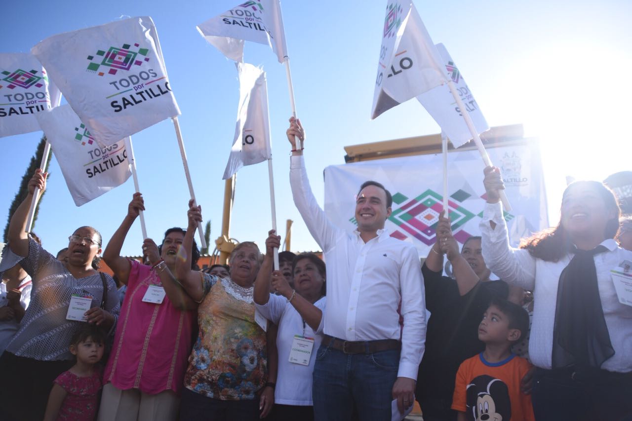 Continúa Manolo cumpliendo <br>compromisos con la gente