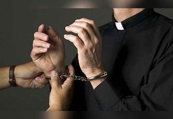 Suspenden a sacerdote que fue encontrado con menor en hotel de Perú
