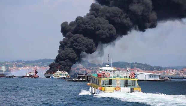 Arde barco turístico con 48 personas a bordo en España