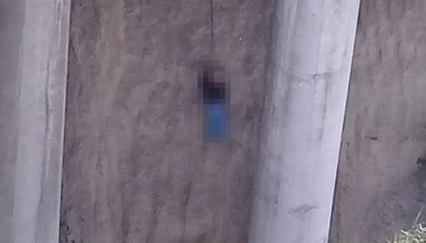 Encuentran cadáver colgado en puente vehicular de Edomex