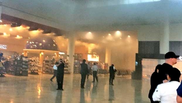 Crea pánico incendio en aeropuerto de Cancún