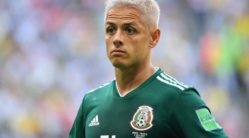 Captan al ‘Chicharito’ besándose con su nueva conquista y ¡es australiana!