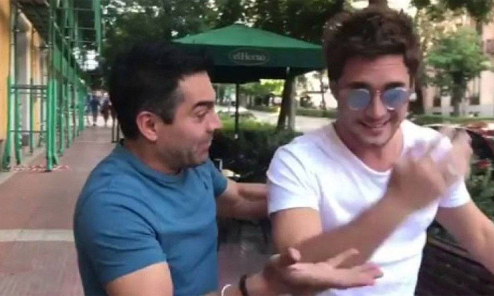 VIDEO: Omar Chaparro parodia relación de Luis Miguel con su padre