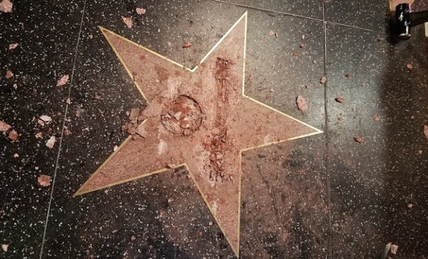 Destruyen estrella de Trump en el Paseo de la Fama