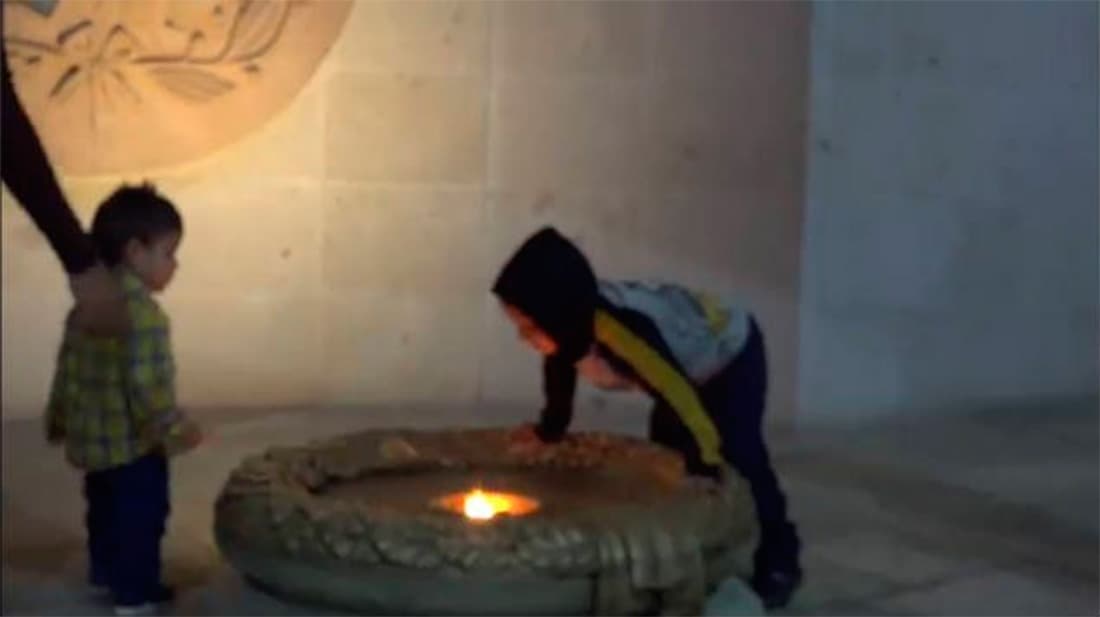 VIDEO: Niño apaga el fuego de la libertad de Guanajuato