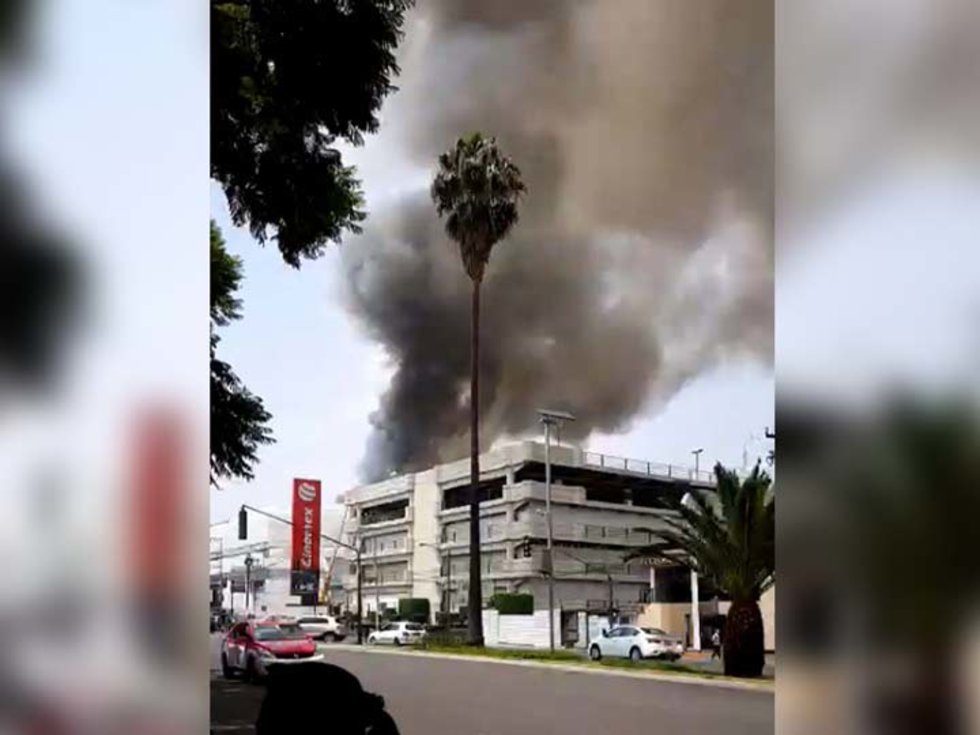 Se registra fuerte incendio en Galerías Coapa de la CDMX