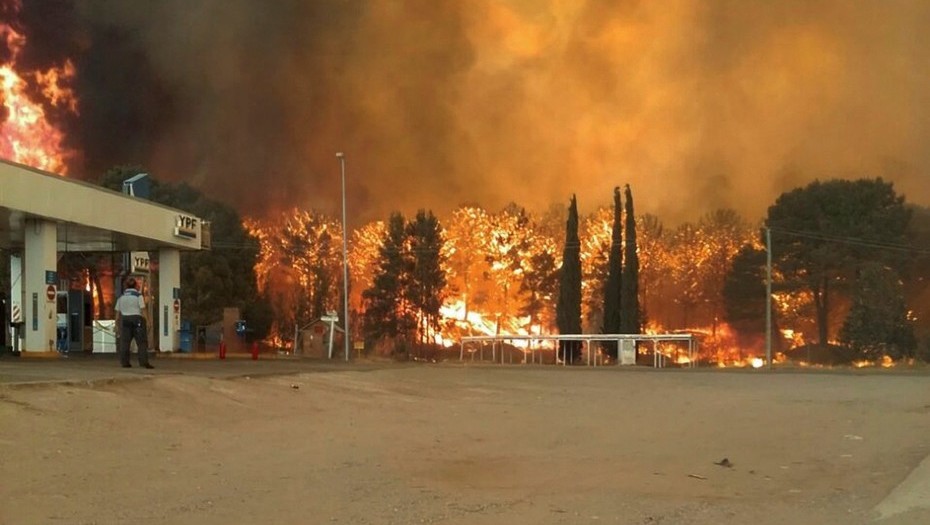 Grecia llora sus muertos y continúa luchando contra los incendios