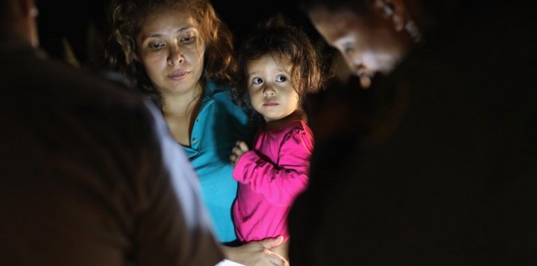 EU reúne a 57 niños con sus padres migrantes; esperan 46