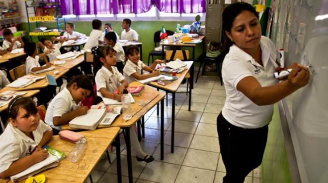 Aplican descuentos por faltas a 69 mil maestros de educación básica