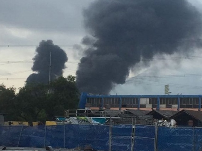 Incendio en fábrica en San Nicolás, NL; desalojan a 300 trabajadores