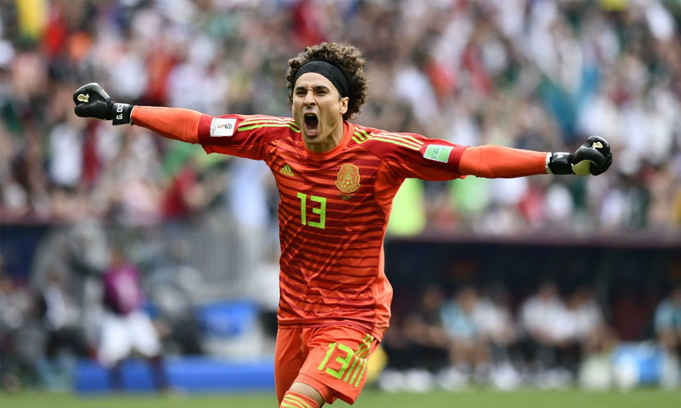 Guillermo Ochoa es contemplado como fichaje del Napoli, revela presidente