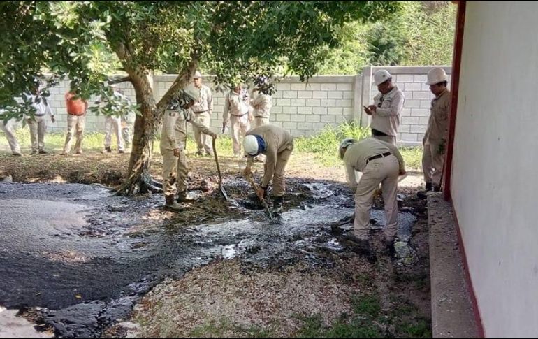 Brota petróleo en patio de escuela de Altamira, Tamaulipas