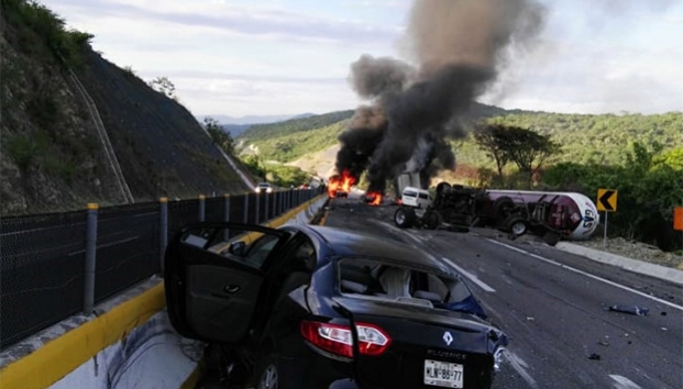 Tráiler sin frenos provoca carambola en Autopista del Sol