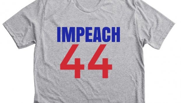 Walmart retira ropa que pedía la destitución de Trump